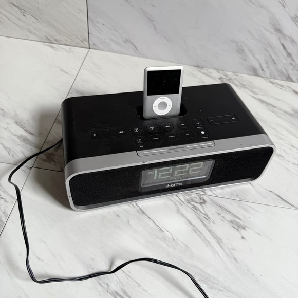 Apple iPod Nano 3rd Gen 4GB A1236 + iHome iA91 Dual Alarm Clock Radio MP3 Player - Picture 7 of 10